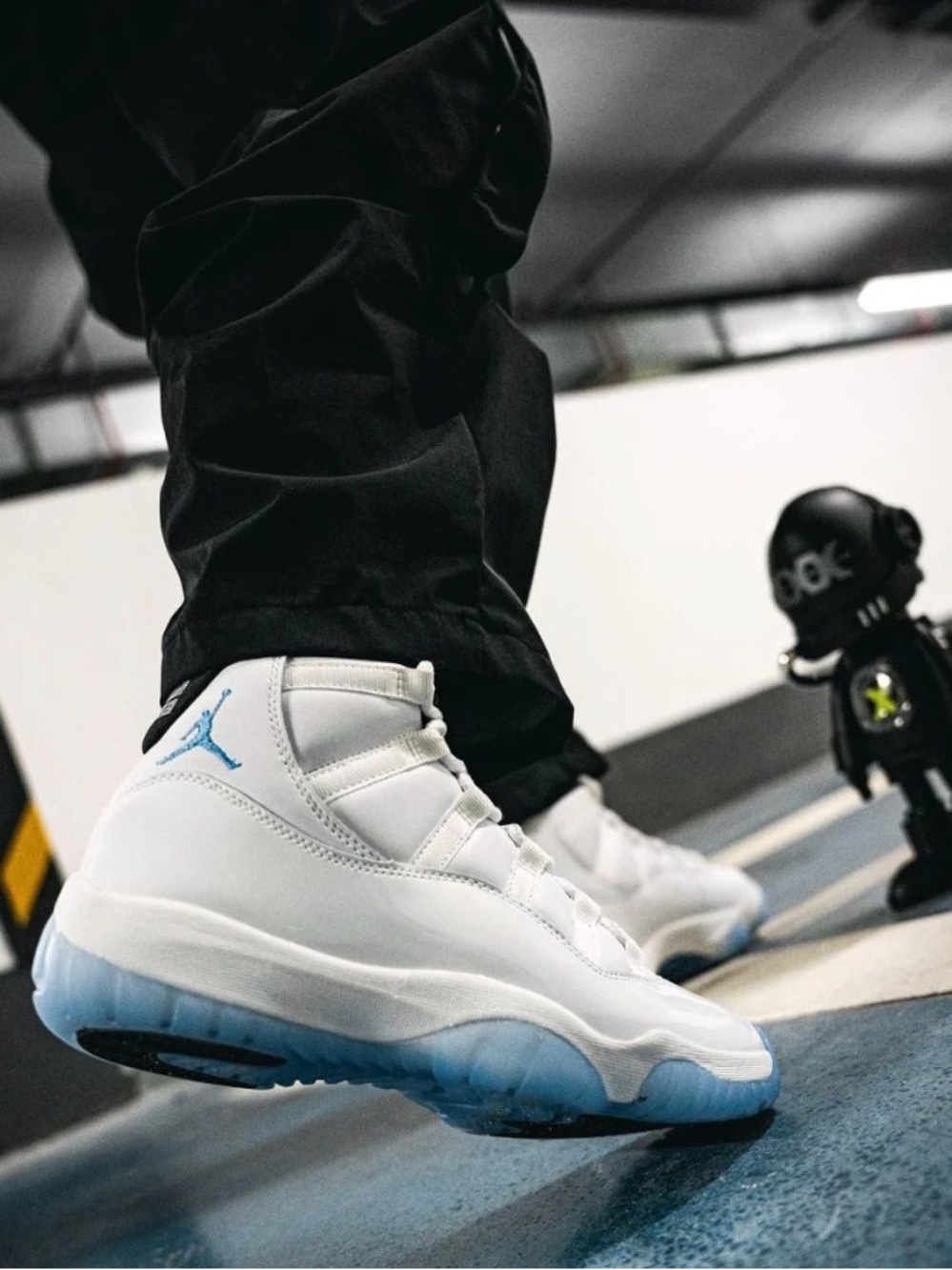 Jordan 11 legend blue (2024) White and Black High-Top Sneakers size 8